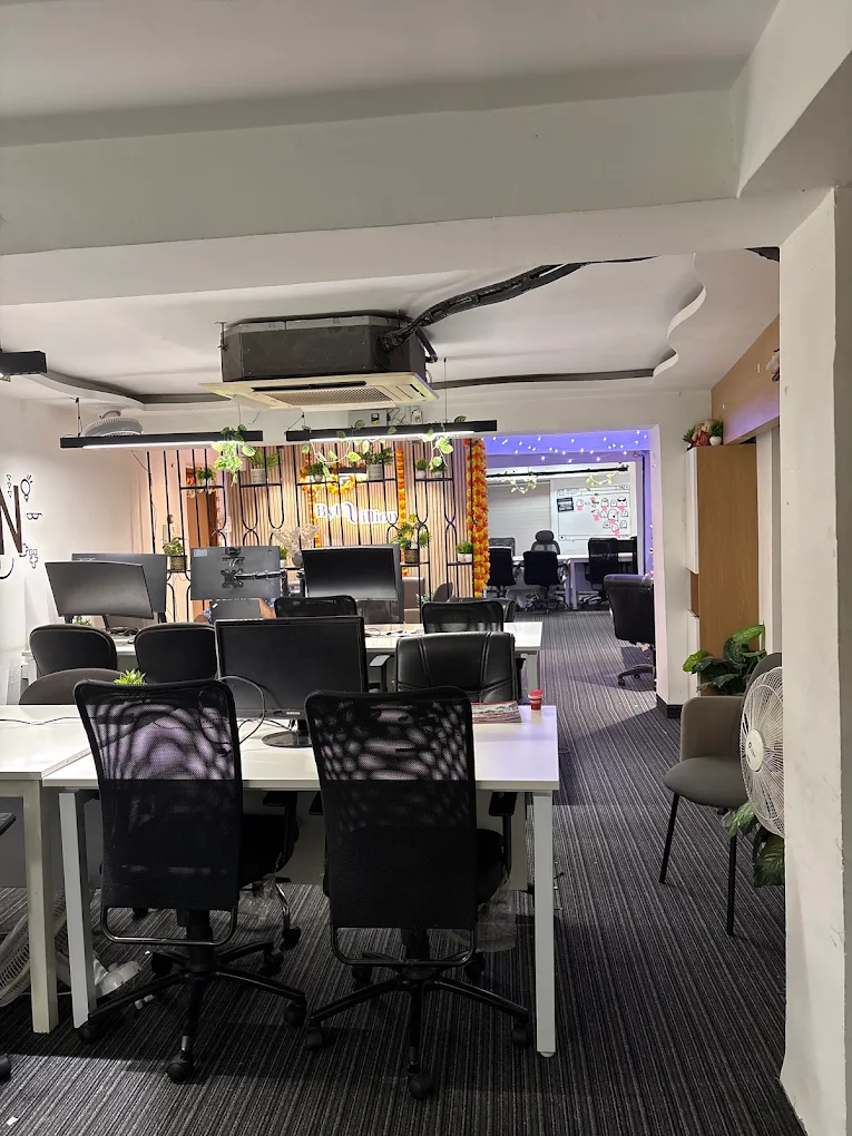 Open hall with dedicated desks at Workstation